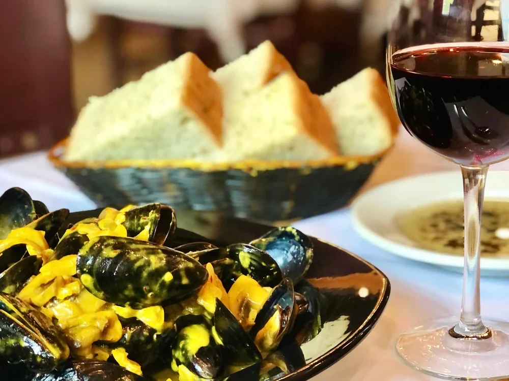 Mussels in cream sauce with red wine and fresh bread
